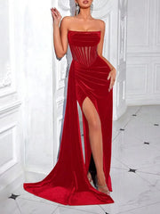 Structured strapless dress with a refined elongated shape