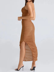 Woman wearing a brown strapless dress with a slit