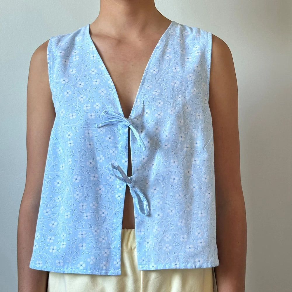 Blue floral print tie front sleeveless crop top
