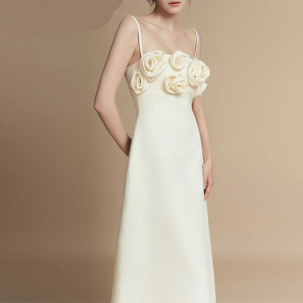 White evening gown with floral details on a beige background, featuring the brand 'TwoTwinStyle'.