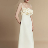 White evening gown with floral details on a beige background, featuring the brand 'TwoTwinStyle'.