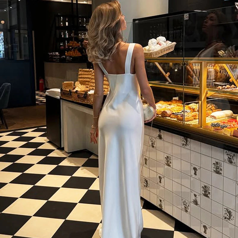 Chic white evening dress with slim fit and radiant fabric