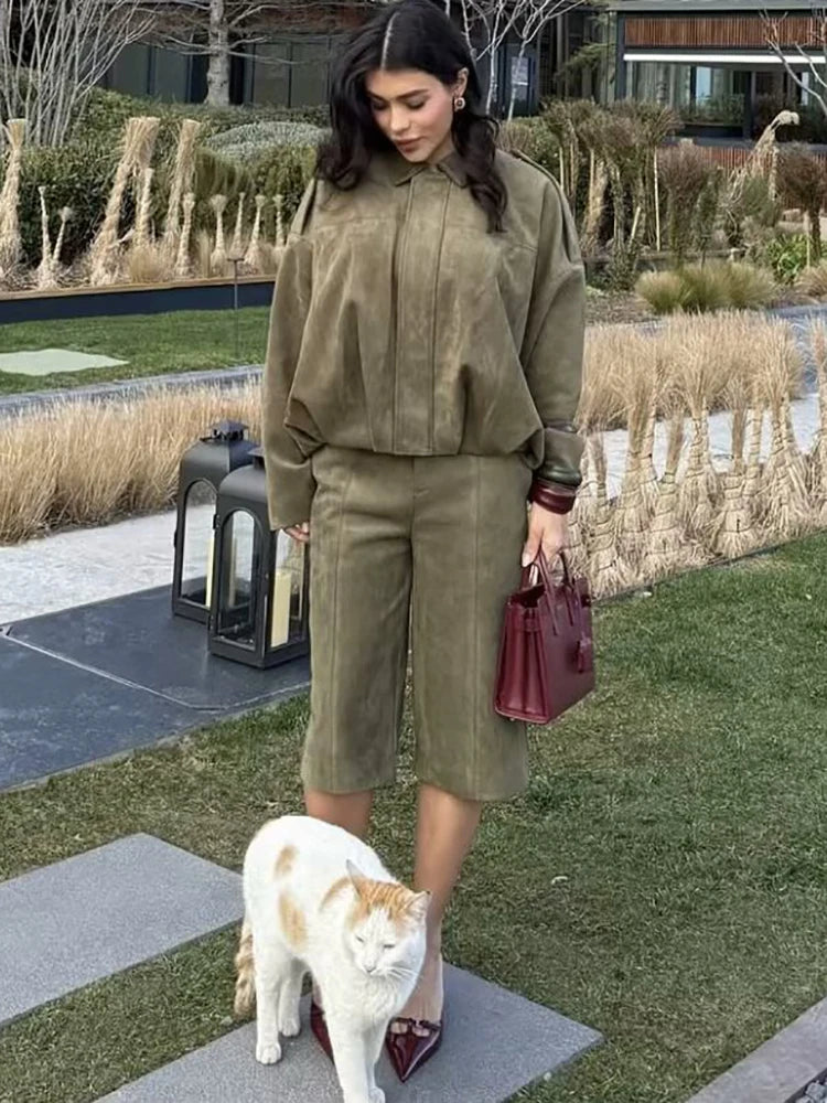 Classic olive set with loose-fit top and knee-length pants for autumn fashion