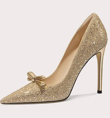 Festive glitter pumps with bow accent for holiday and influencer looks