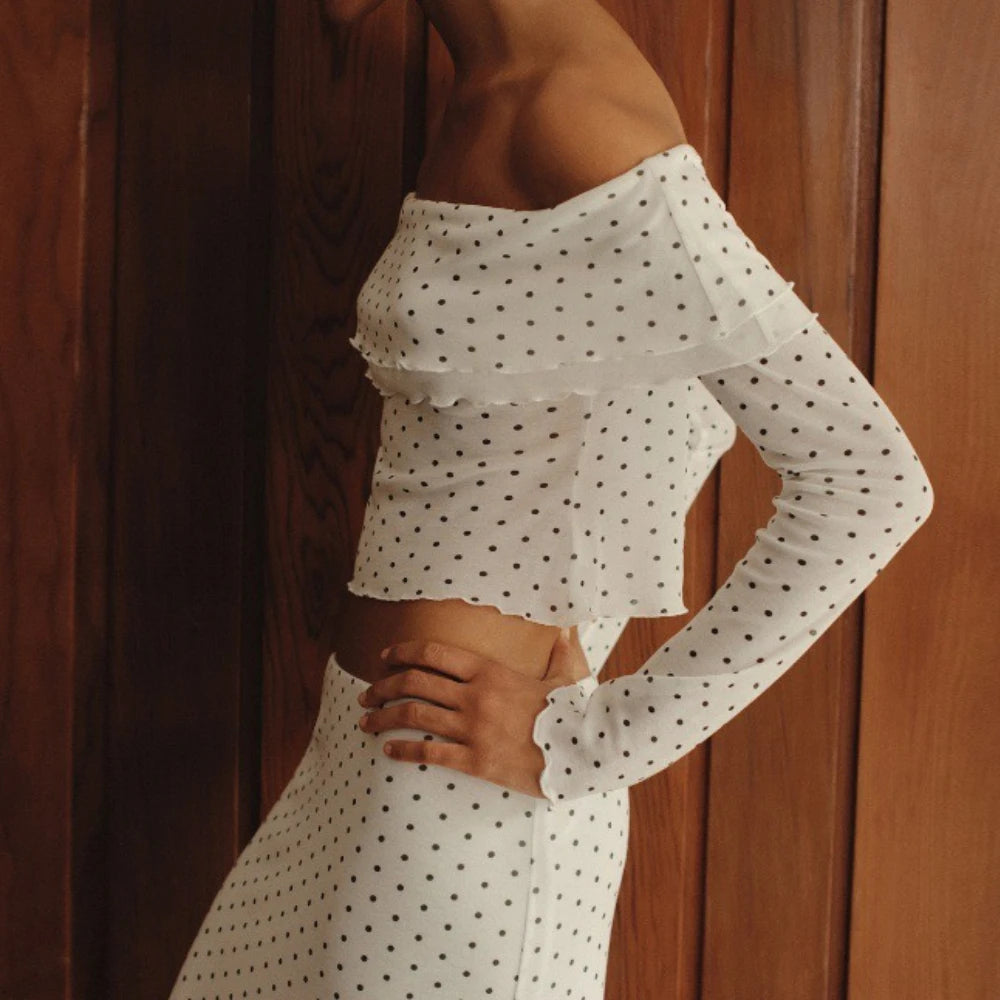 High waist asymmetrical skirt styled with barefoot resort look