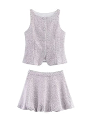 Two-piece set in tweed, ideal for city chic and professional style