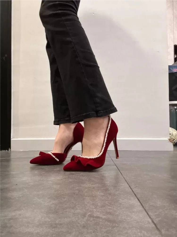 High heel bridal pumps with hidden platform