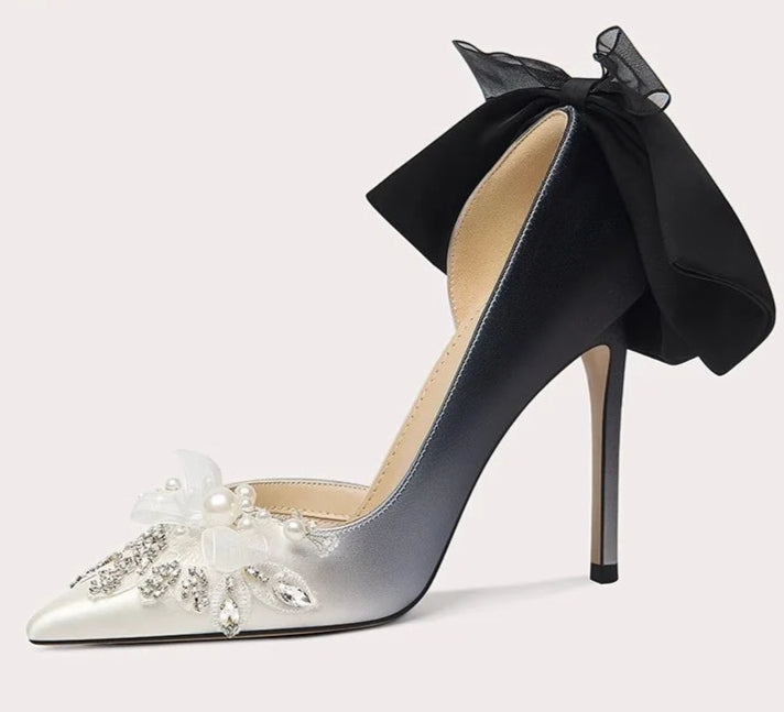 Elegant banquet sandals with pointed toe and thin heel