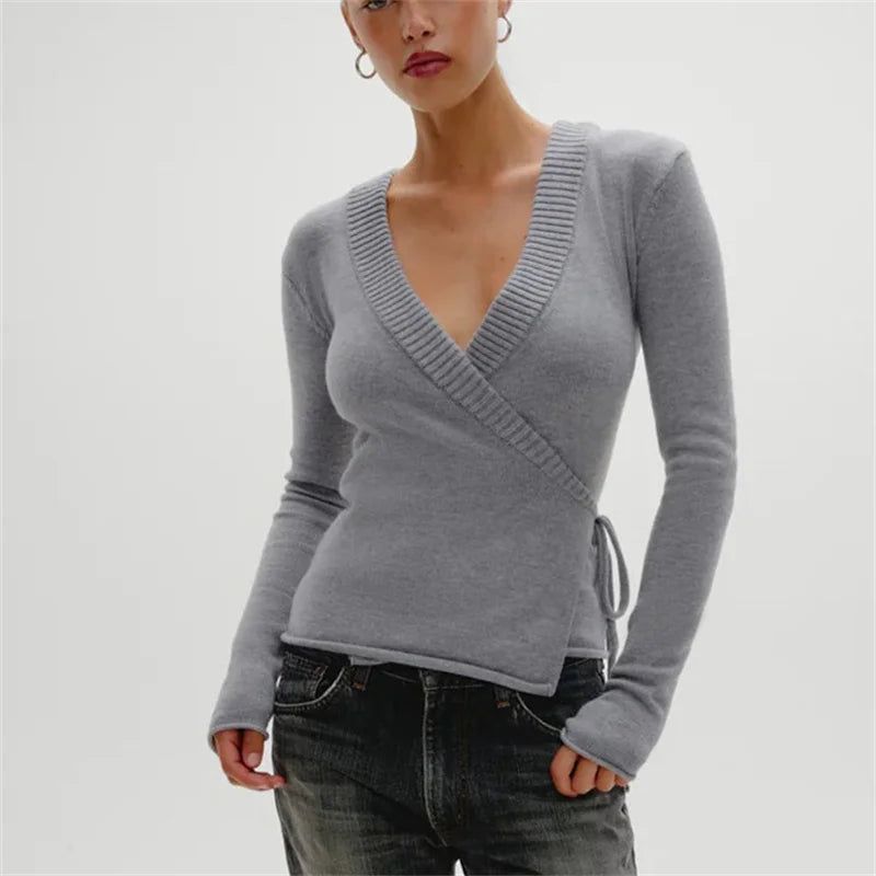 Medium-weight knit sweater in a minimalist outfit mood