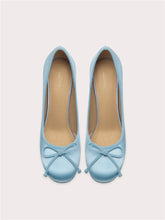Women’s silk bow party pumps in round-toe design