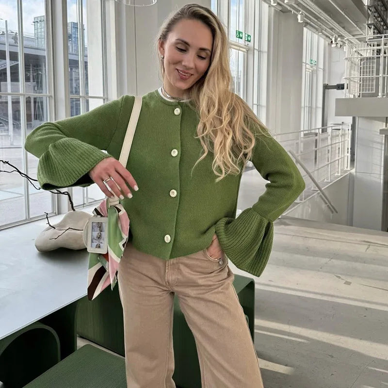 Single-breasted green cardigan paired with high street fashion