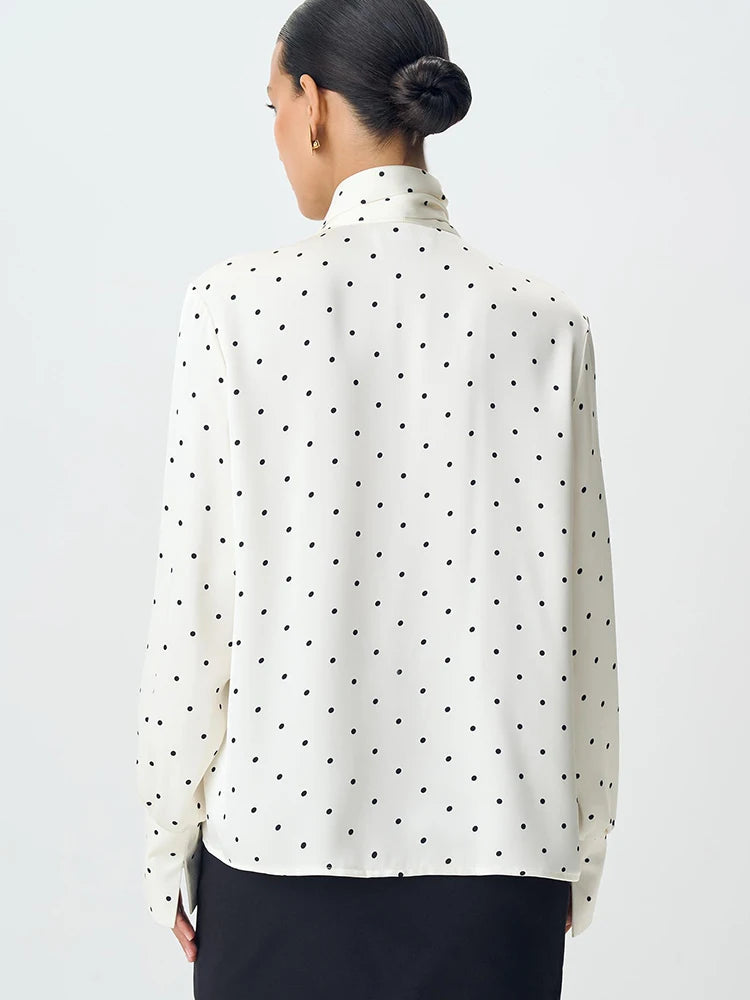 Streetwear party blouse with collar detail styled for gallery event