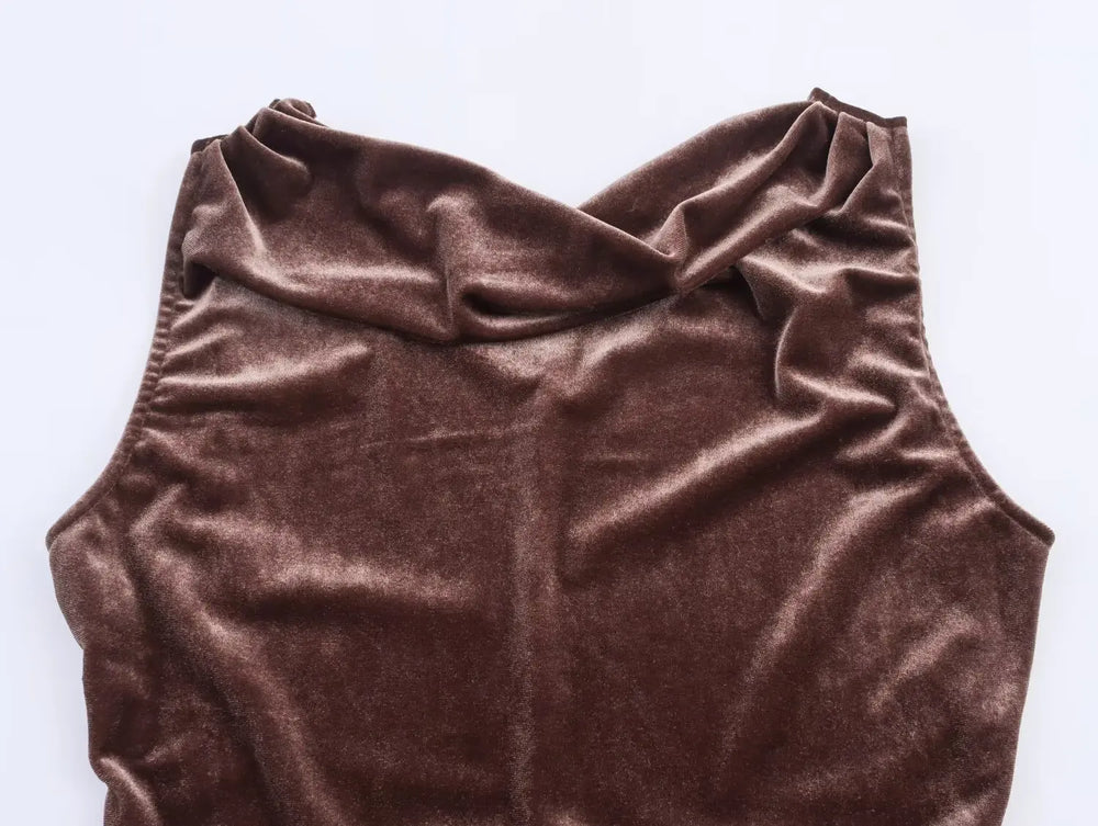 Swinging collar velvet brown dress designed for classic parties