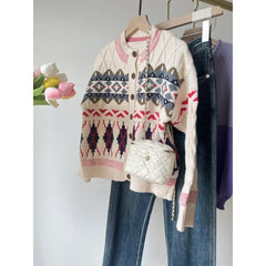 Triple-button geometric cardigan designed for juniors and playful looks