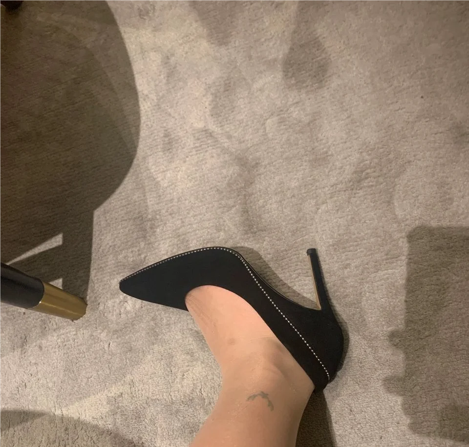 Versatile pumps in kid suede for workwear and special occasions