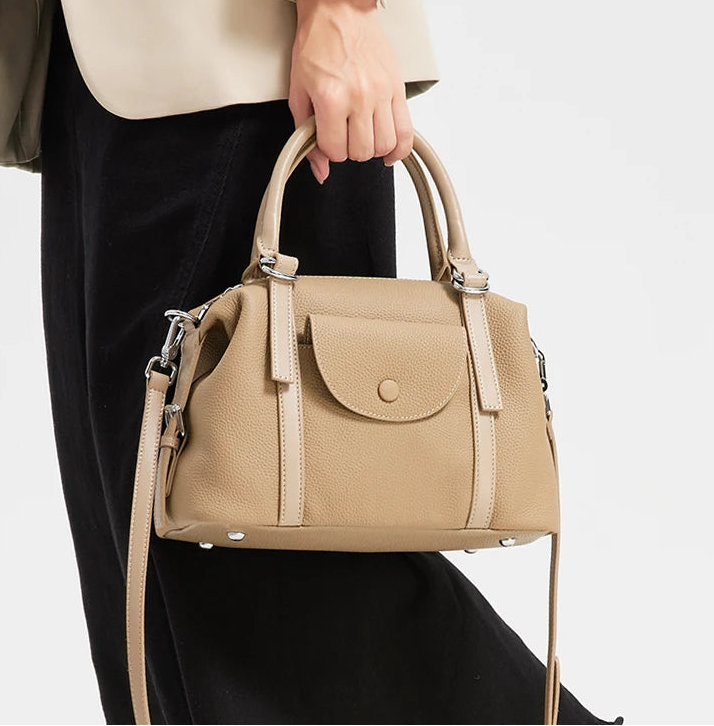 Women’s soft leather handbag with organized interior compartments