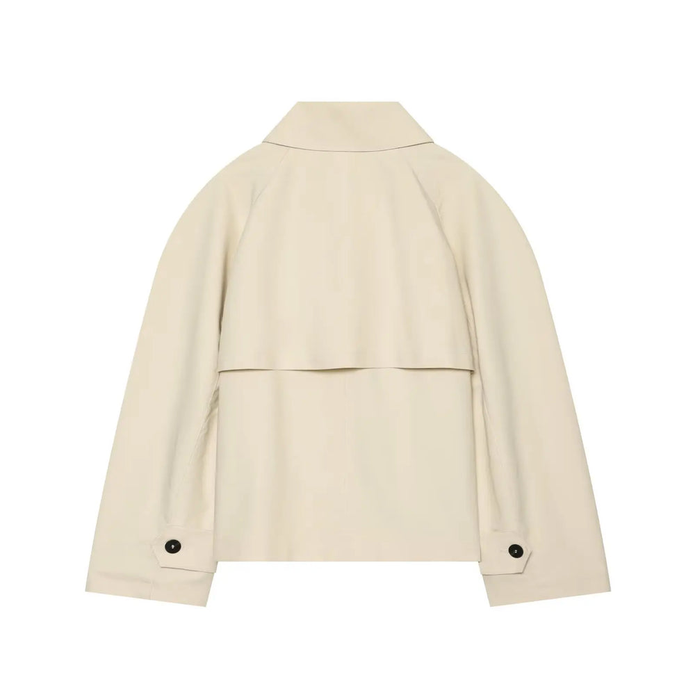 Asymmetric lapel single button jacket collar detail