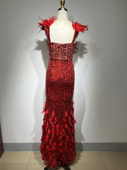  Women's sequin dress with feathers and a mesh fabric.