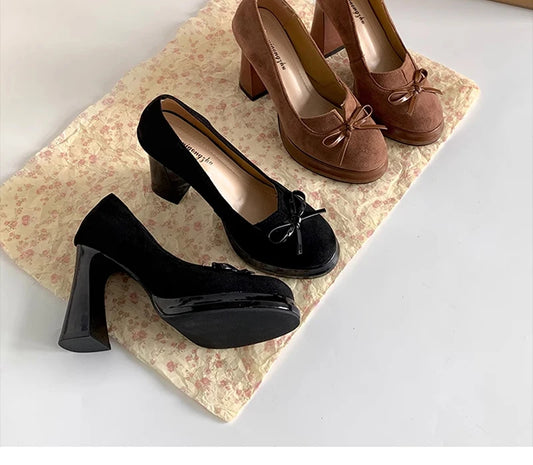 Black and brown butterfly-knot round toe platform heels