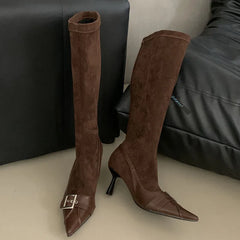  Women's knee-high boots with a comfortable stretch fabric.