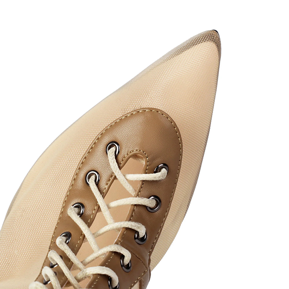 Beige pointed-toe shoe with laces 