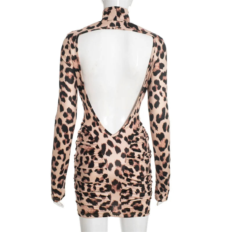 Leopard print dress with long sleeves and open back 