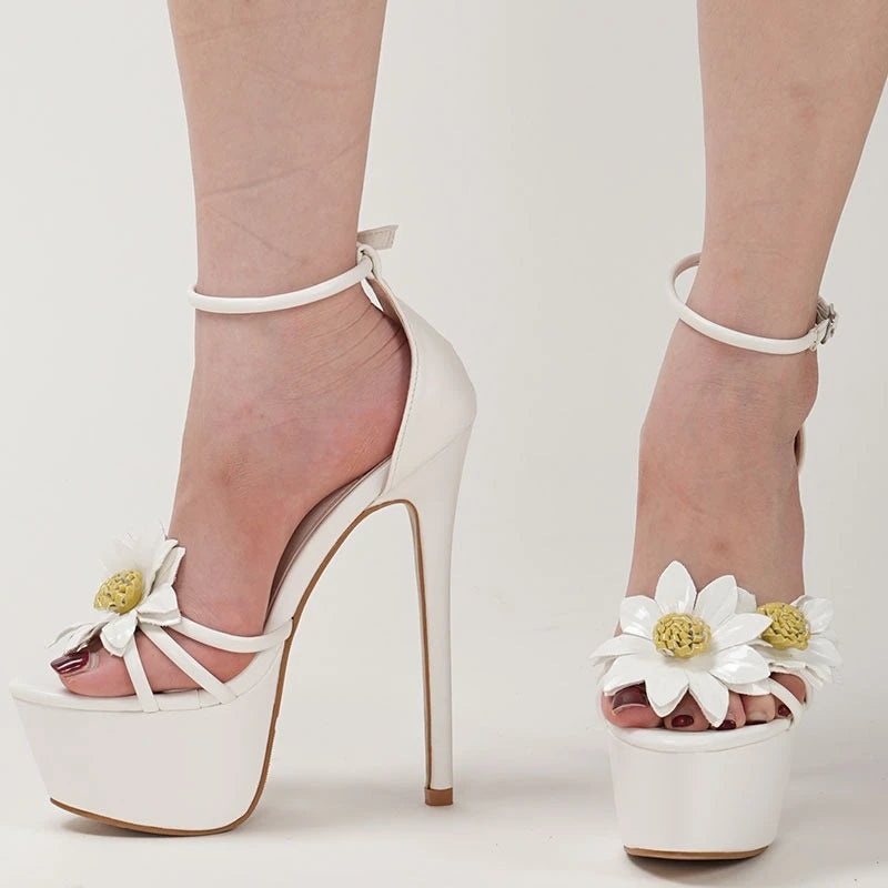White high-heeled shoes with floral details 