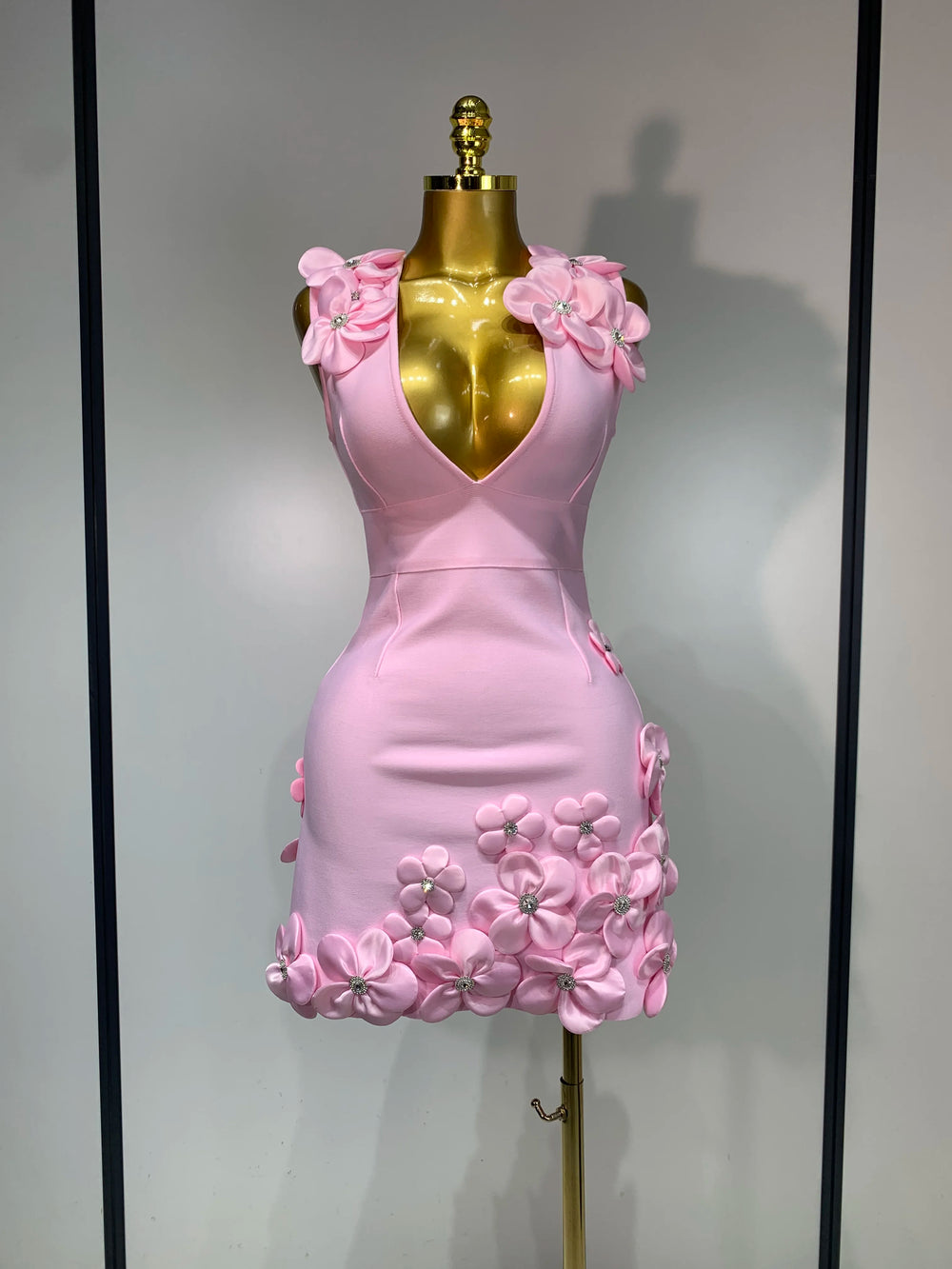 Pink crystal flower v-neck sleeveless gown