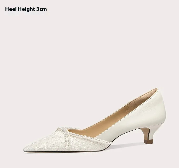 White high heel shoe with a heel height of 3cm on a light gray background