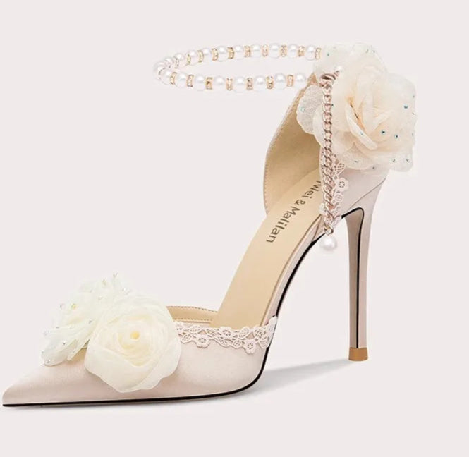 Beaded white silk heels with pointed toe and thin heel