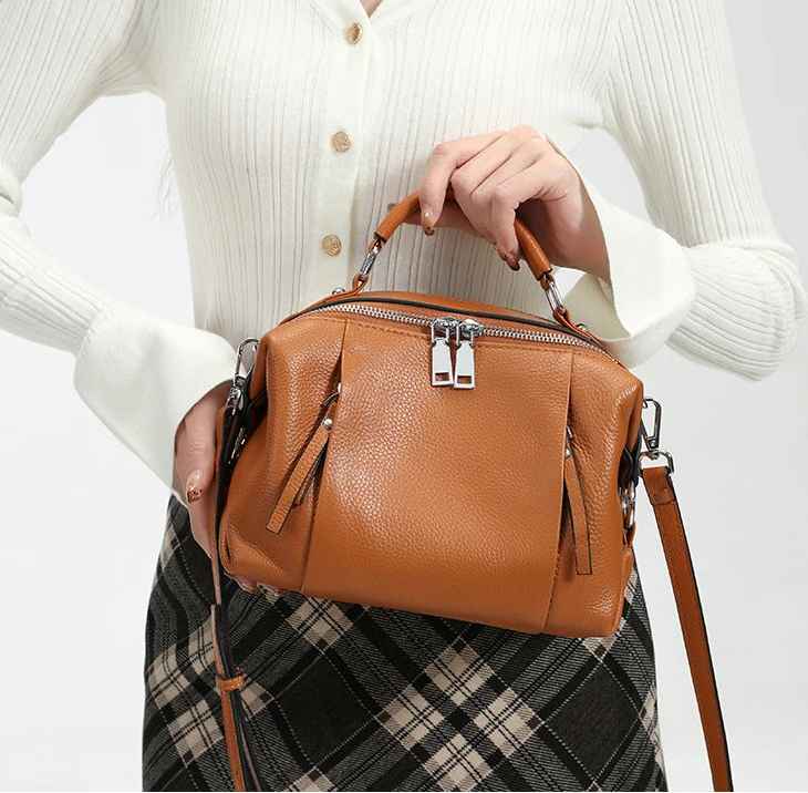 Leather shoulder and crossbody bag with adjustable strap and structured shape