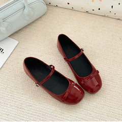 Elegant Mary Jane pumps with strap and knot detail