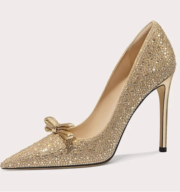 Festive glitter pumps with bow accent for holiday and influencer looks