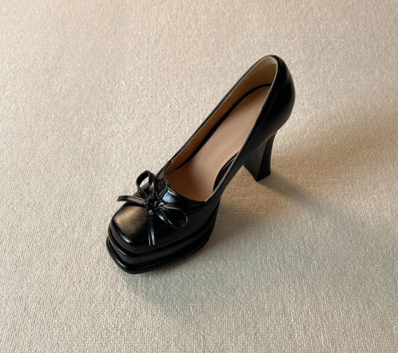 Single black platform dress pump with square toe and bow