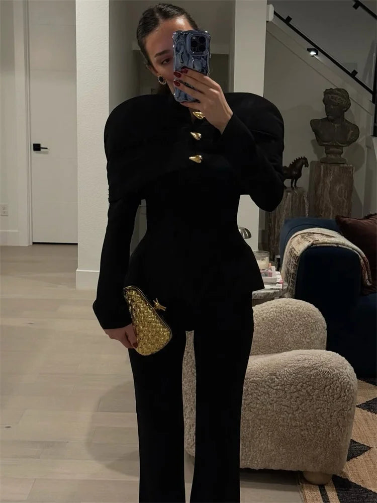 Slim-fit blazer coat with clean O-neck neckline and full sleeves