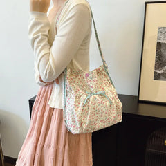 Lightweight women’s tote with floral pattern