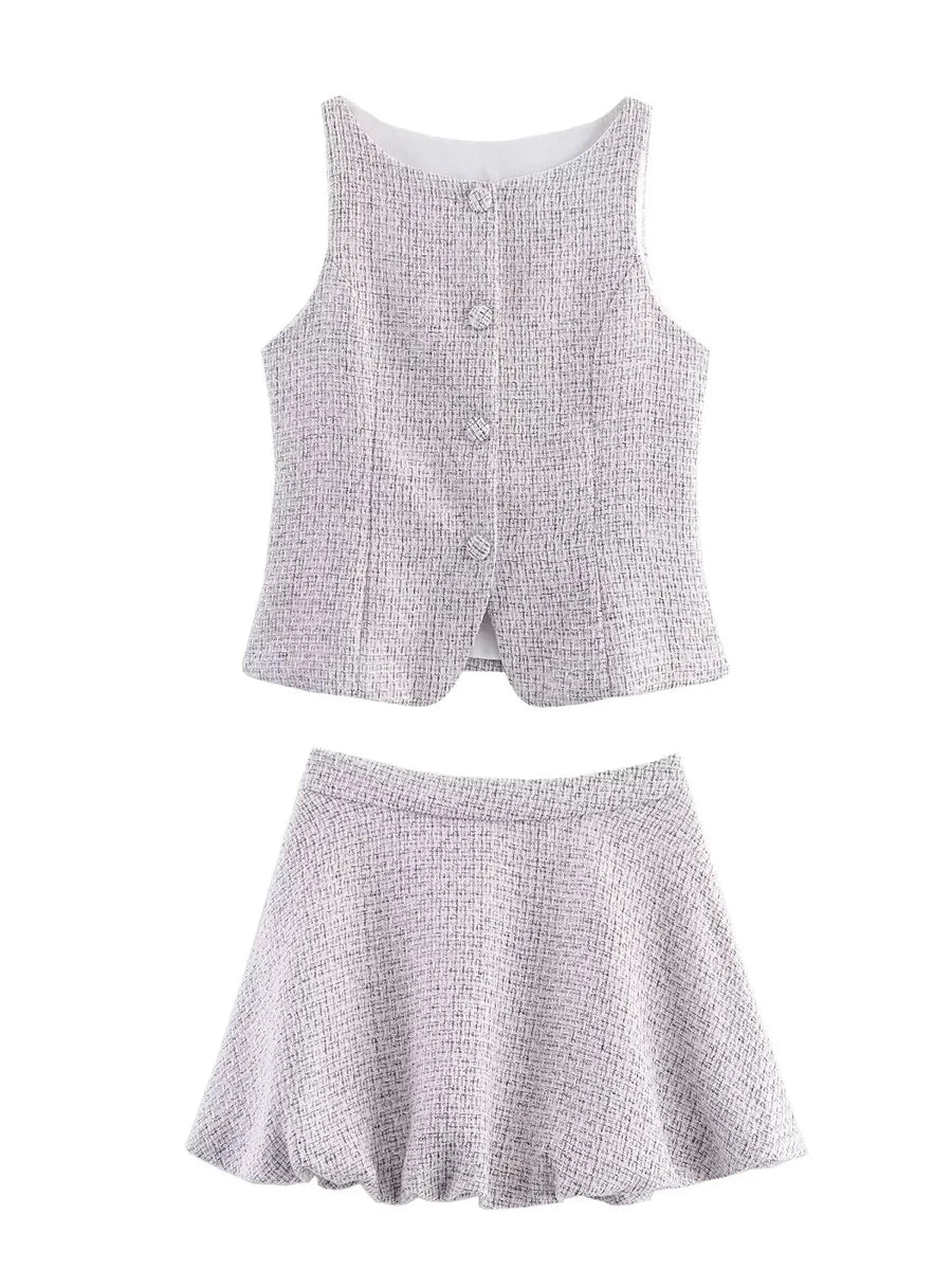 Two-piece set in tweed, ideal for city chic and professional style