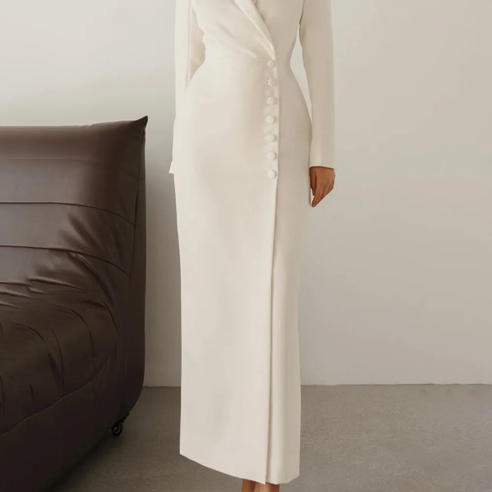 Office chic white coat dress ideal for minimalist autumn trending looks