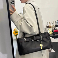 Trendy Y2K shoulder bag for everyday or going out looks

