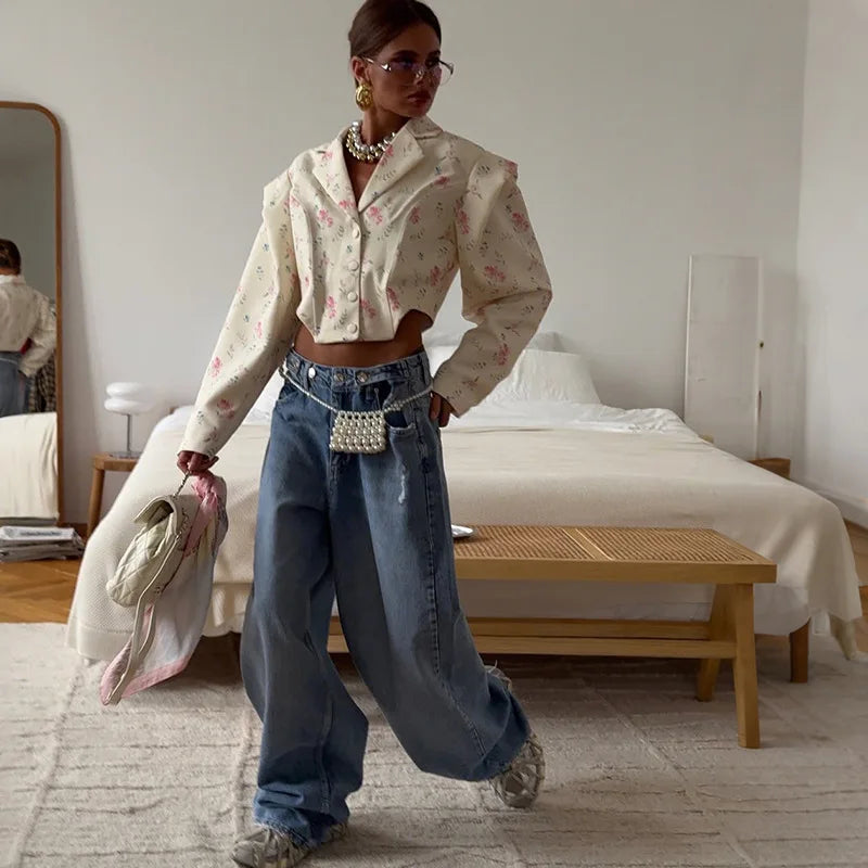 Short floral jacket for women’s girly street style looks