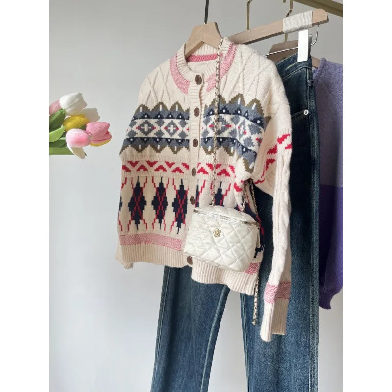 Triple-button geometric cardigan designed for juniors and playful looks