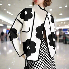 Floral patterned winter coat with long sleeves and pockets